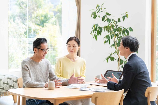 家を購入するための相談を受ける夫婦