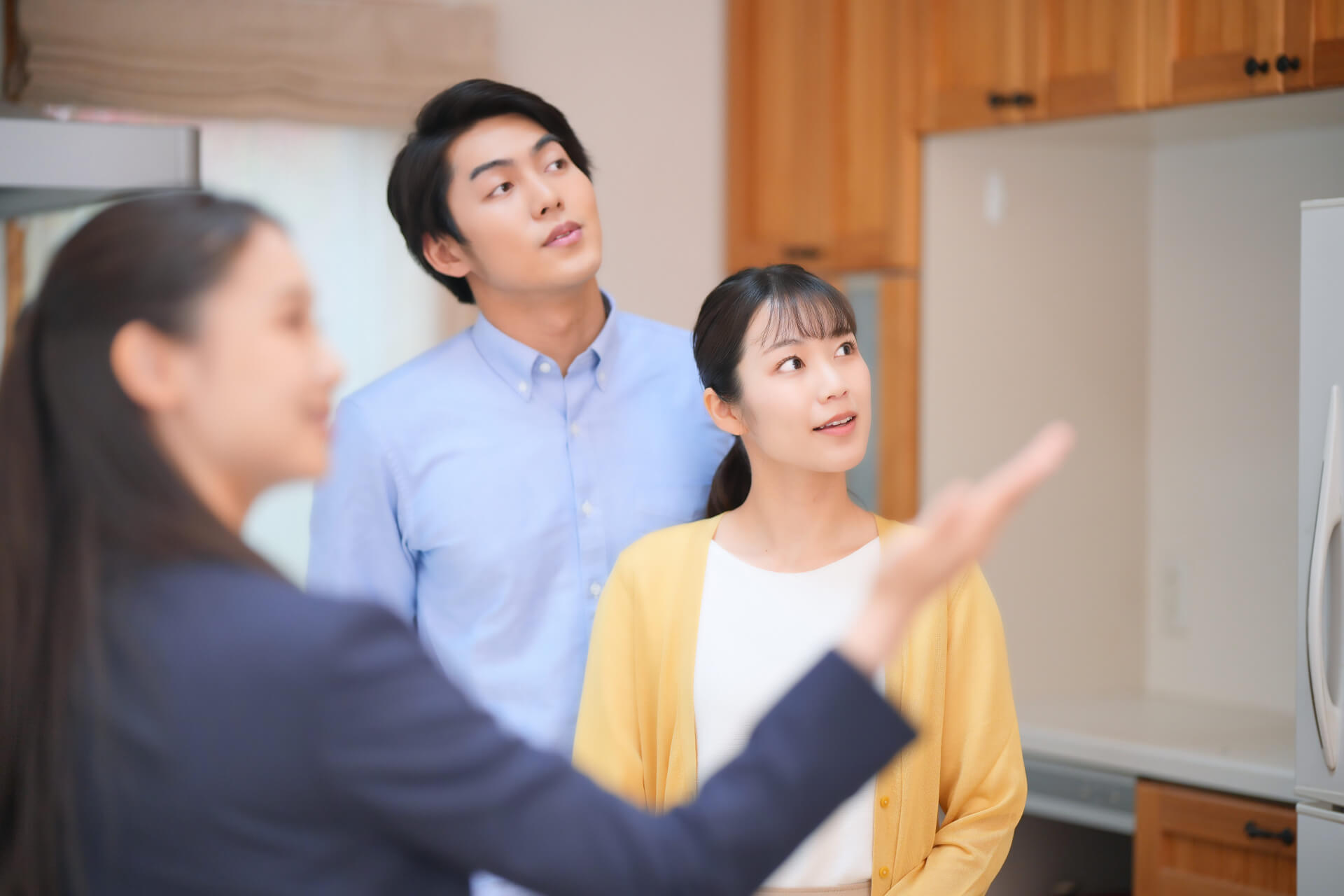 不動産の内見で説明を受ける夫婦