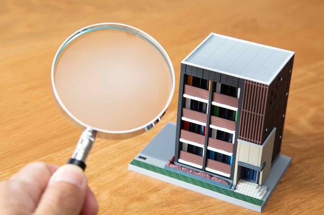 模型の建物を拡大鏡で詳細確認