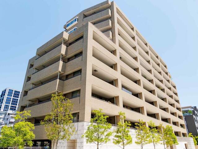 都市の中央に立つ現代的なマンション