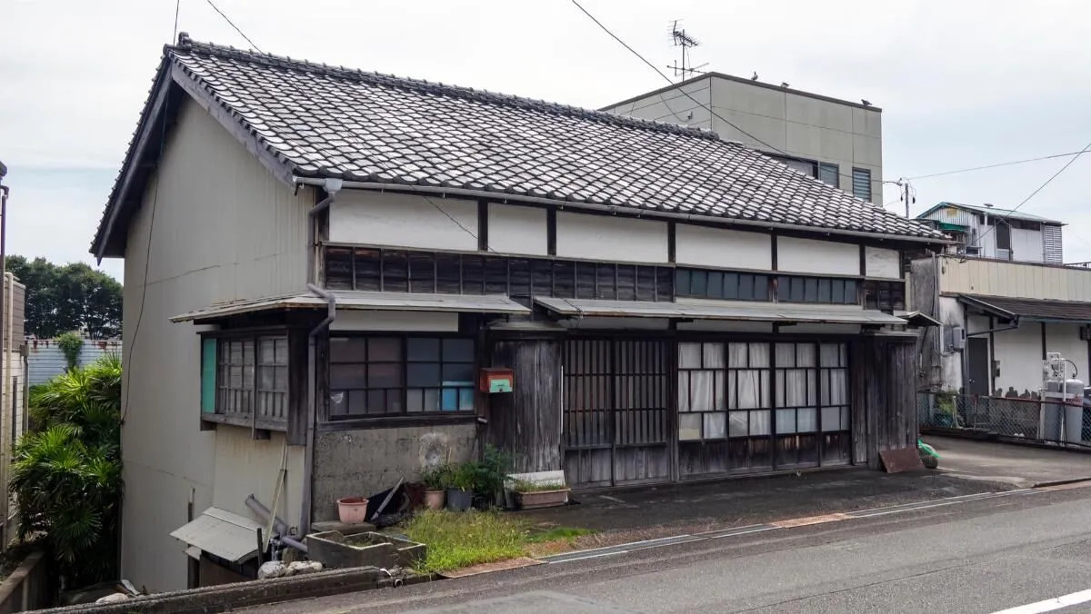 日本の伝統的な一軒家の外観