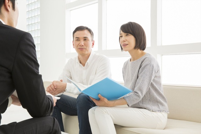 家の購入相談を受ける若い夫婦